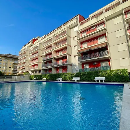 Lovely Flat With Balcony And Shared Swimming Pool Lejlighed